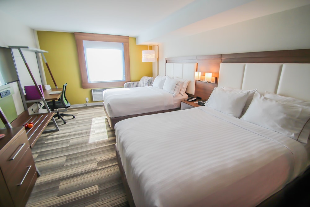 Standard Room, 2 Queen Beds photo 2