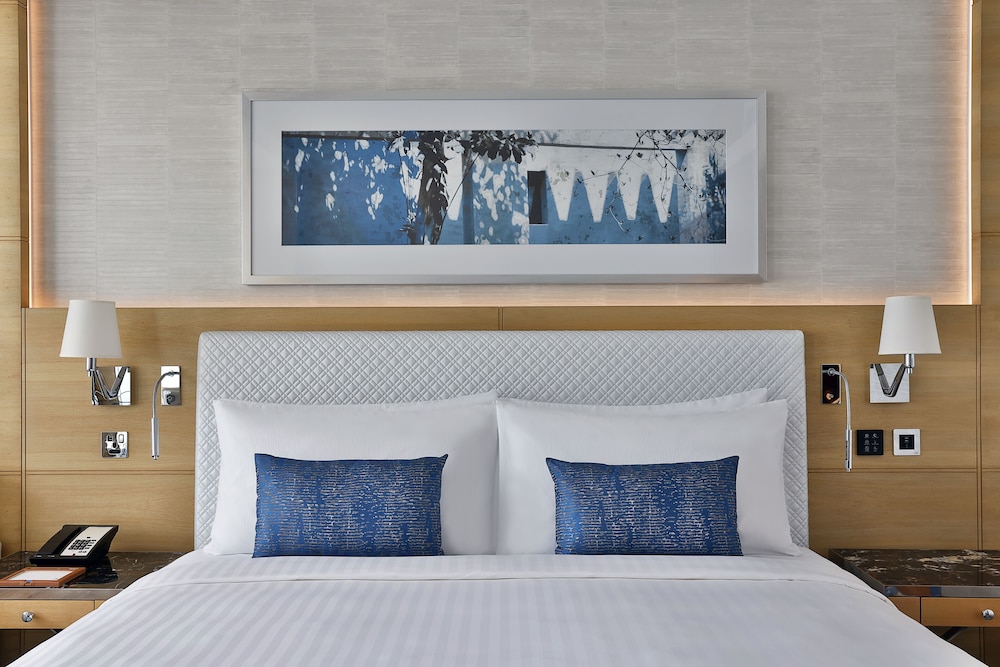 Grand Deluxe Room with King Bed and Partial Sea View Private Balcony, Direct Access to Beach