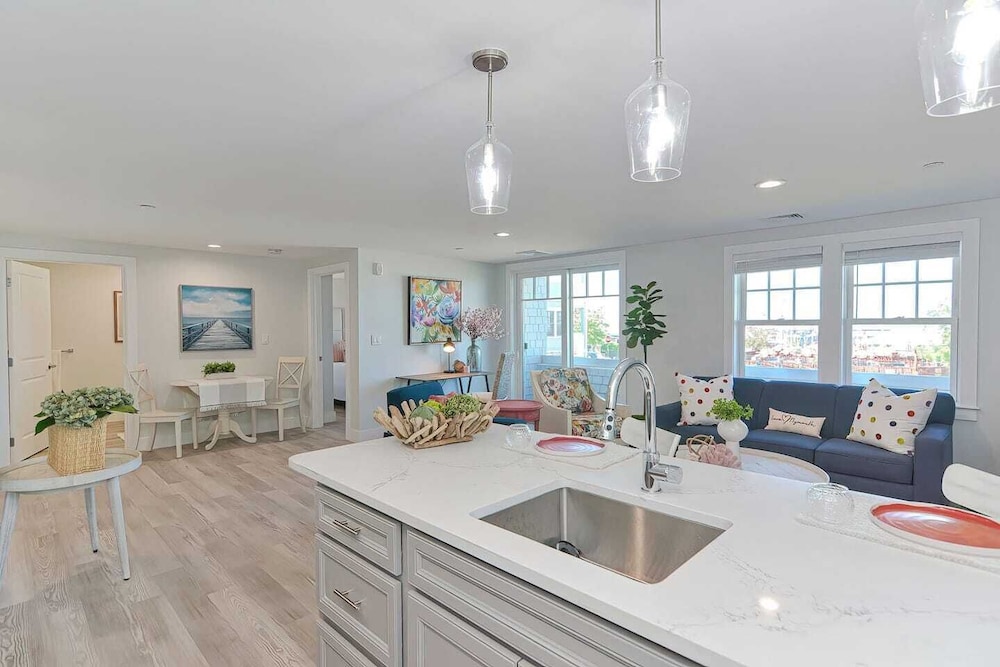 Premier Condo, 1 Bedroom, Balcony, Harbor View (203), photo 6