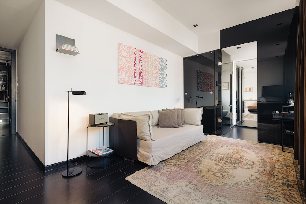 Room (Sir Residence)