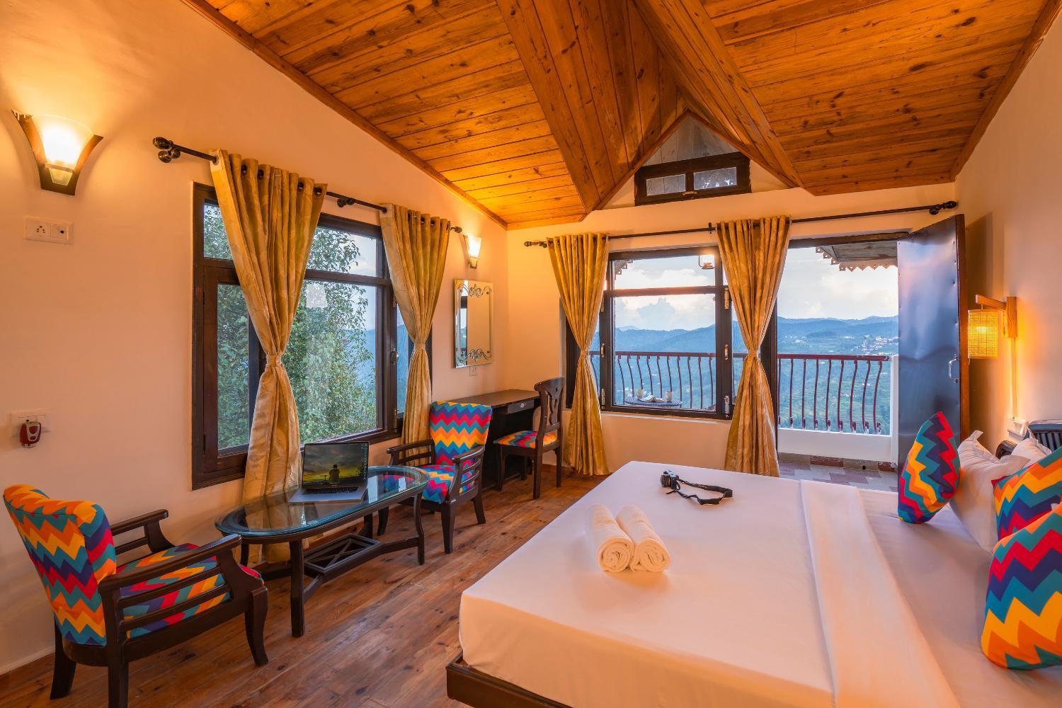 Deluxe Private Room with Balcony and Ensuite Bathroom photo 1