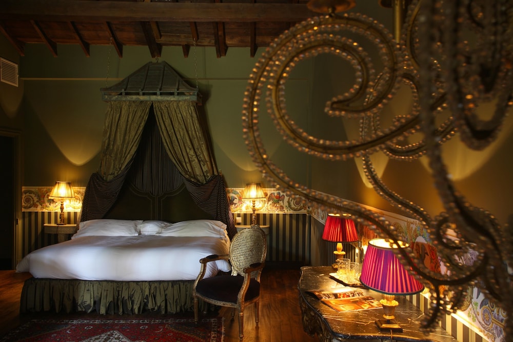 Suite - Photo 1