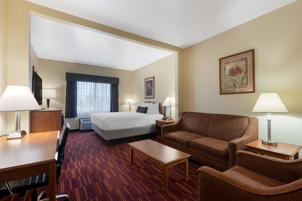 Suite, 1 King Bed with Sofa bed, Non Smoking, Refrigerator & Microwave (with Sofabed) - Photo 2
