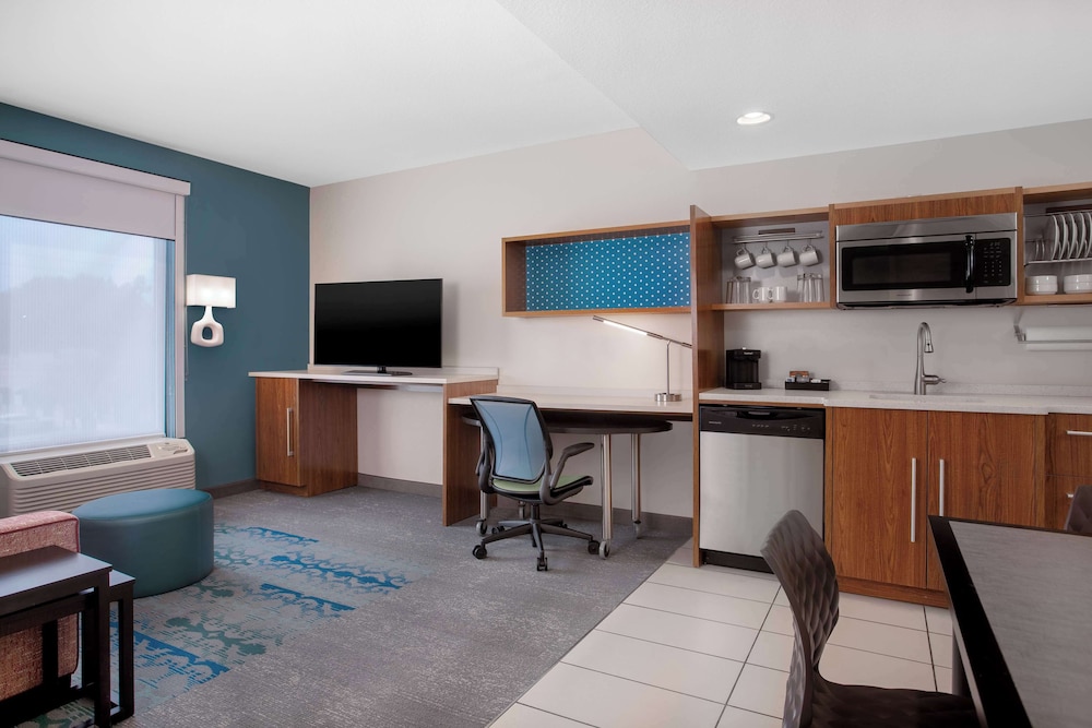 Suite, 1 Queen Bed, Accessible, Bathtub photo 3