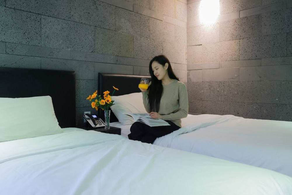 Premium Twin Room - Photo 12