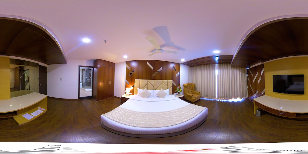 Royal Suite, 1 King Bed, Balcony, City View