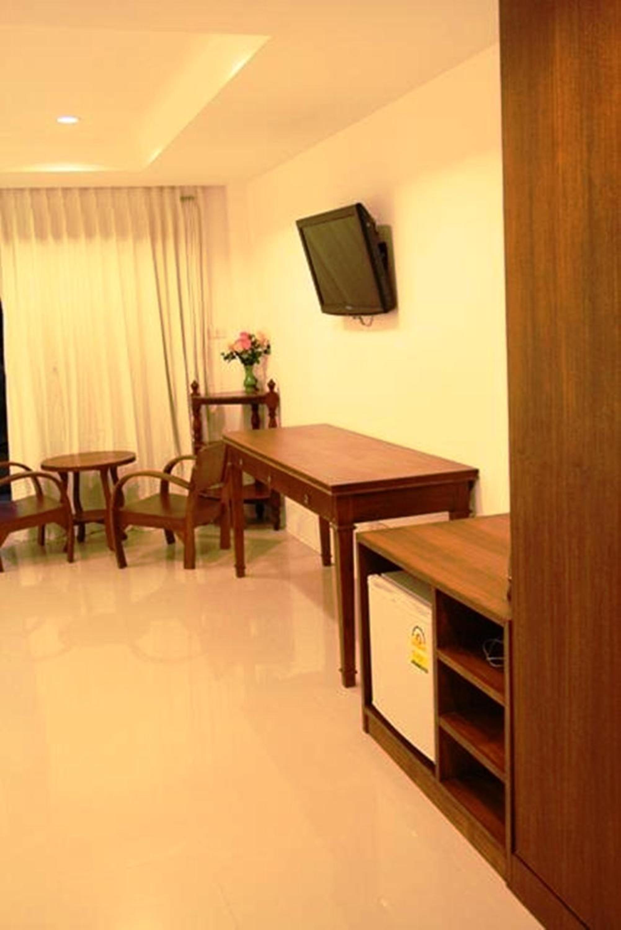Family Room (4 Adults) - Photo 7