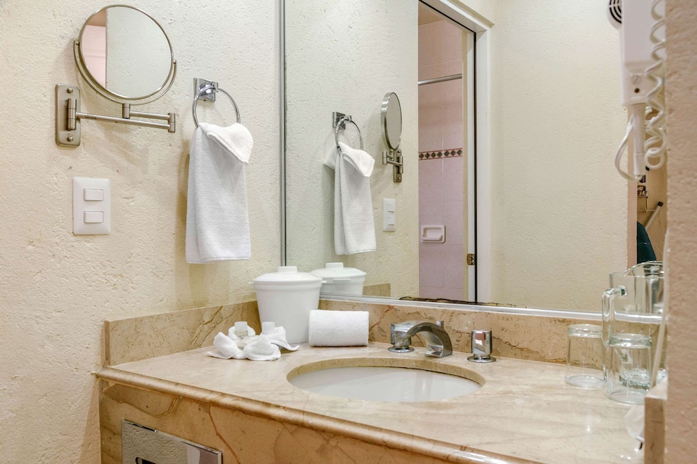 Suite, 2 Double Beds, Non Smoking - Photo 18