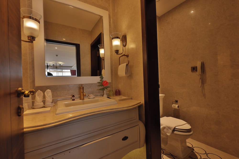 Royal Fragrant Suite with Private Terrace and Mountain view photo 3