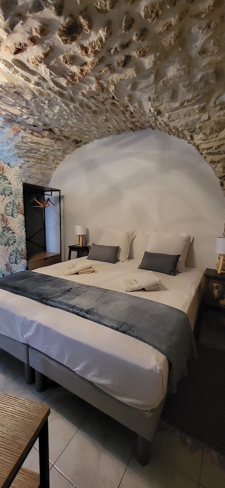 Deluxe Studio, 1 King Bed, Non Smoking, Kitchen photo 1