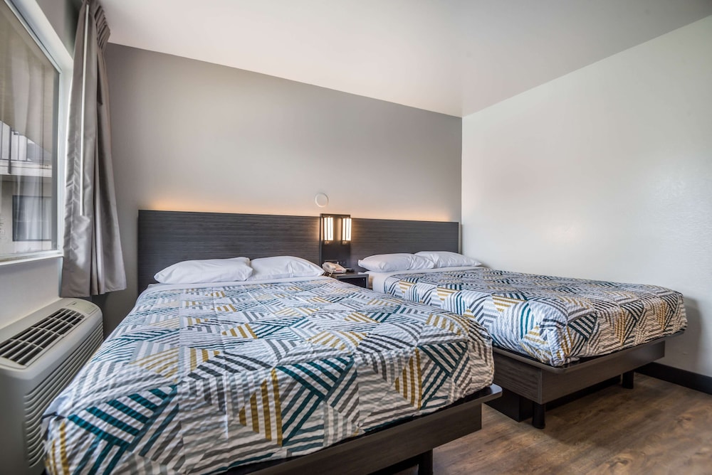 Standard Room, 1 Queen Bed, Smoking photo 3
