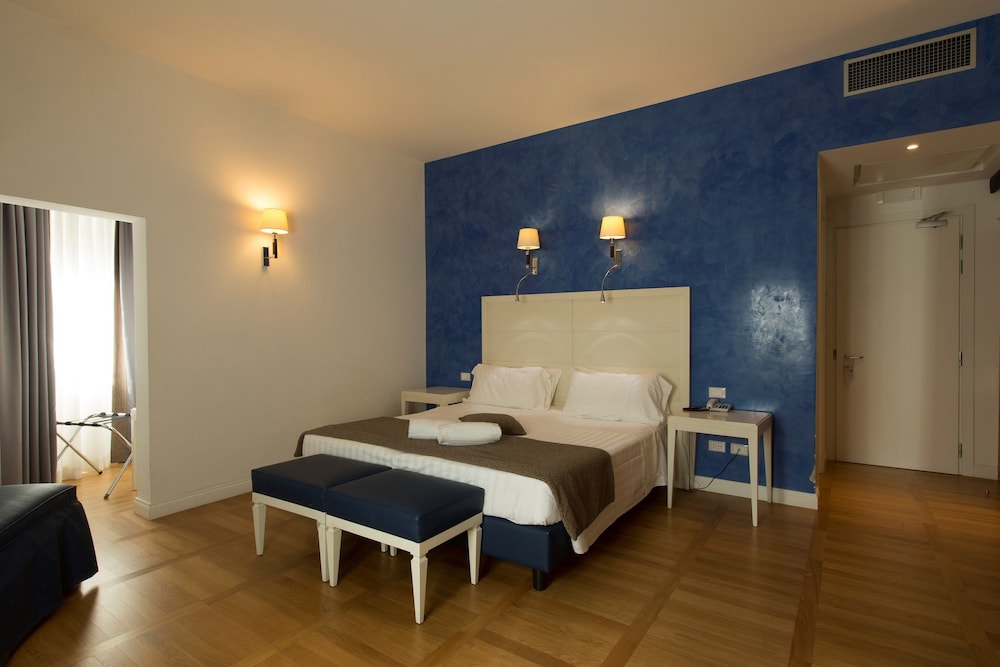 Deluxe Quadruple Room thumbnail 5