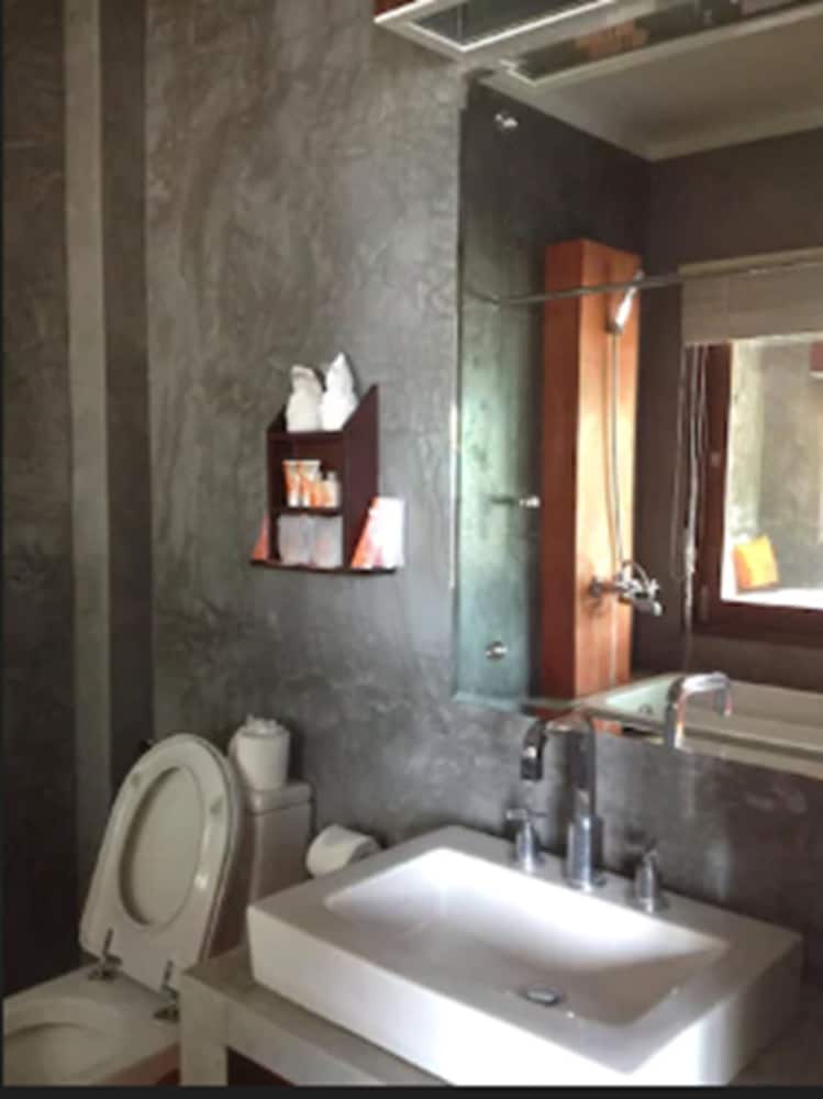 Deluxe Room, Pool View - Photo 6