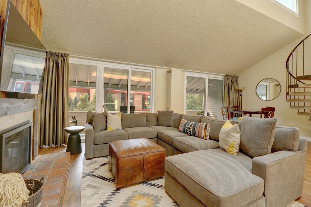 Condo, 2 Bedrooms