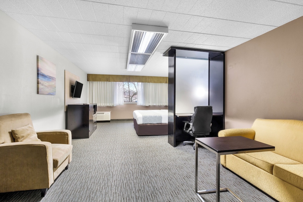 Suite, 1 King Bed, Non Smoking - Photo 4