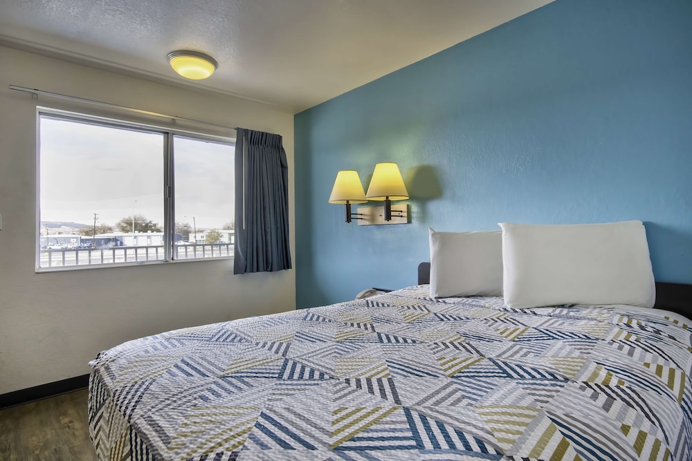 Standard Room, 1 Queen Bed, Non Smoking, Refrigerator & Microwave photo 1