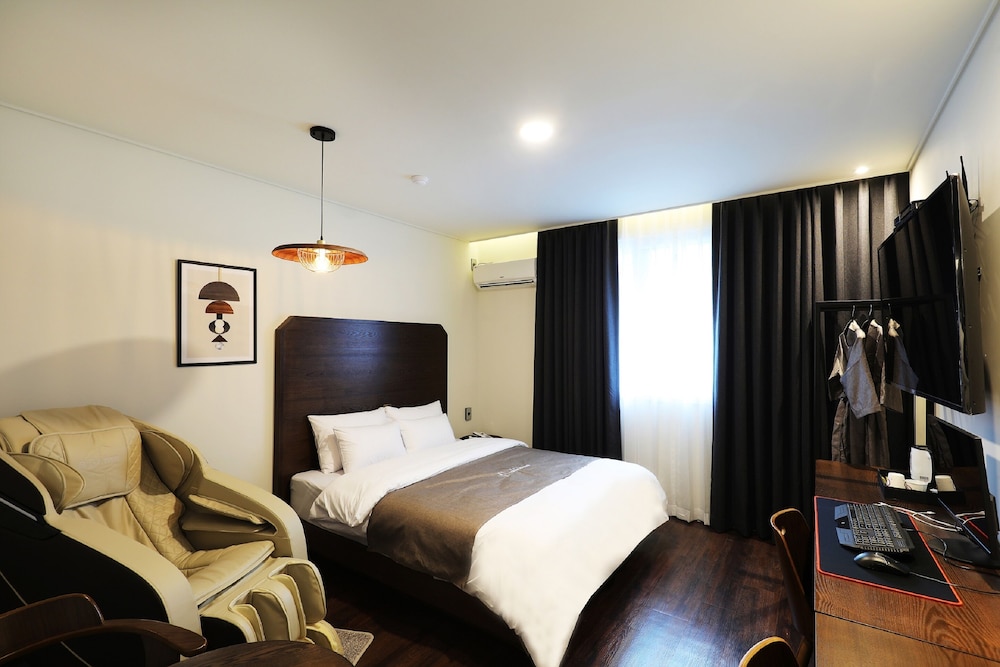 Suite (No.8): Styler/Double size spa tub/Free Netflix photo 1