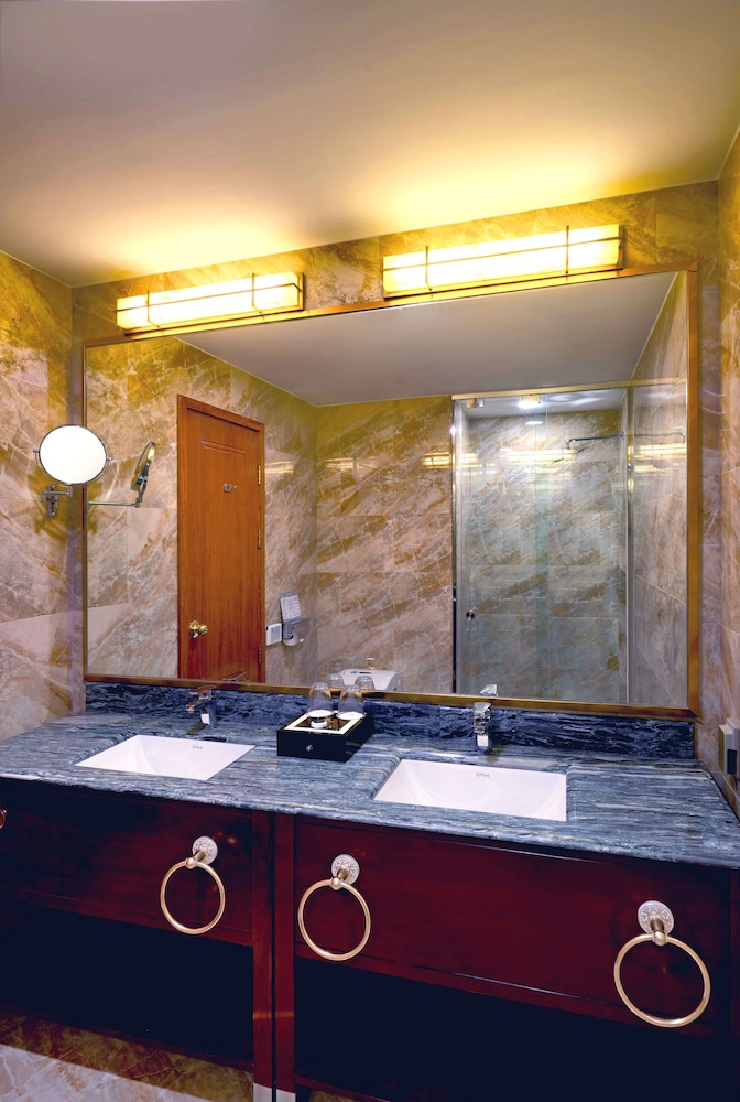 Ocean View Royal Suite with Jacuzzi - Photo 4