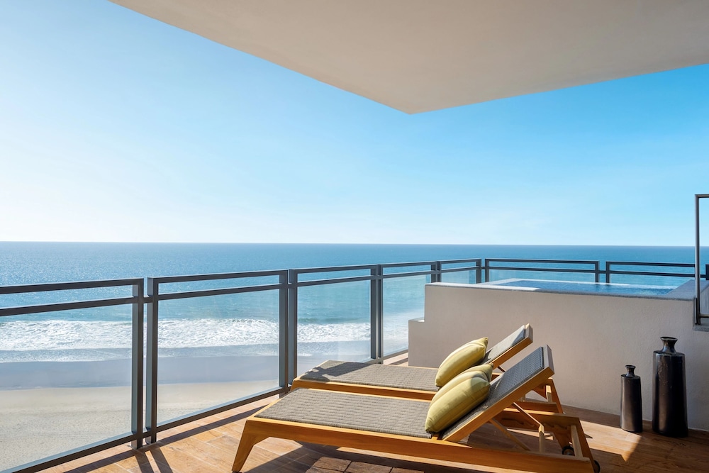 One Bedroom Presidential Suite Ocean Front thumbnail 6