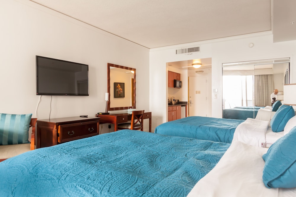 Luxury Studio Suite, 2 Queen Beds, Kitchenette, Partial Ocean View photo 3