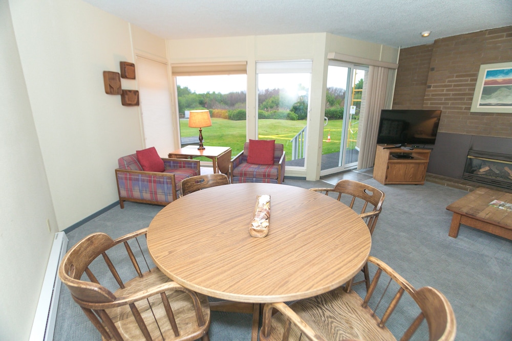 Signature Room, 1 King Bed with Sofa bed, Kitchen, Pool View (1 Bedroom Unit- 110- Pet Friendly) - Photo 10
