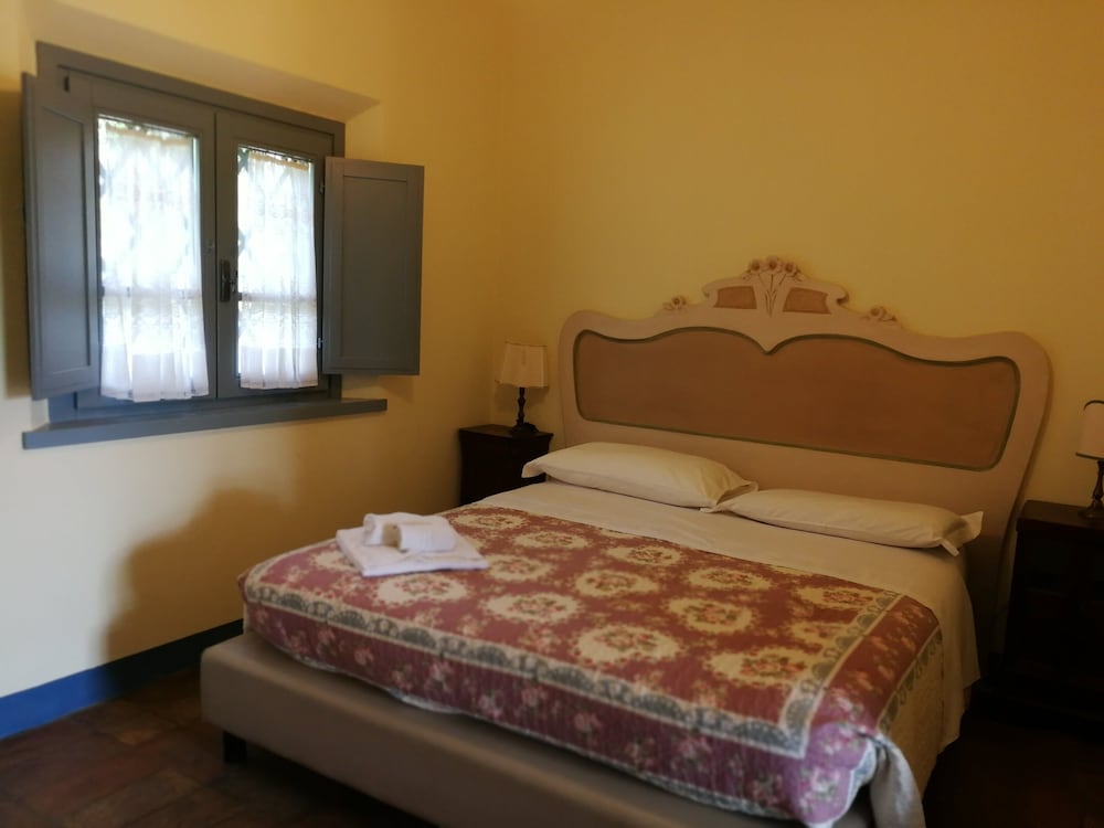 Classic Double Room, 1 Queen Bed, Hill View, Courtyard Area photo 3