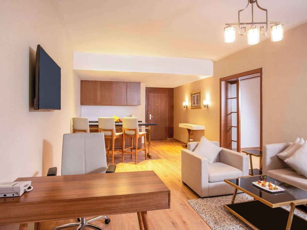 Executive Room, 1 King Bed, City View