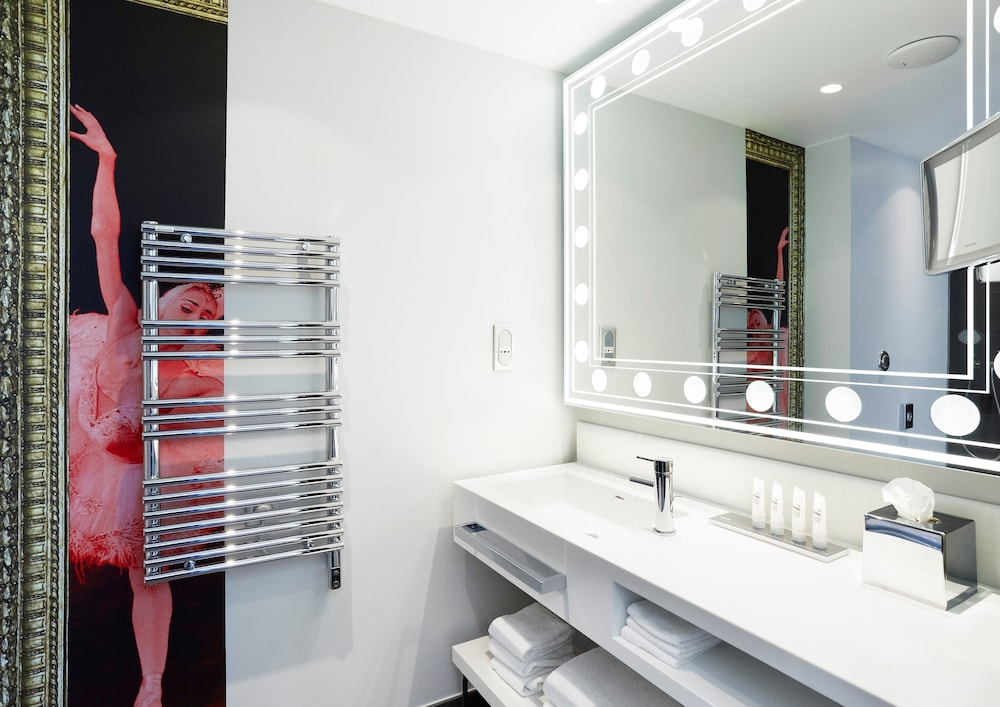 Standard Room, 1 Queen Bed with Sofa bed (Walk in Shower) photo 2