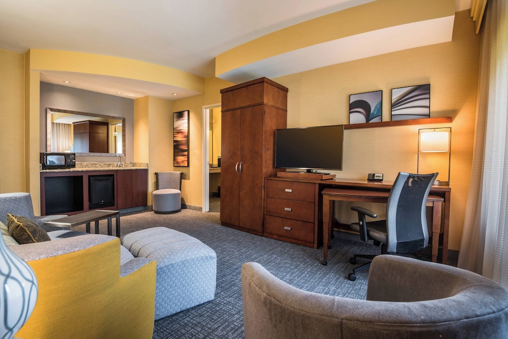 Suite, 1 Bedroom - Photo 1