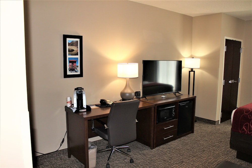 Suite, 1 King Bed with Sofa bed, Non Smoking - Photo 7