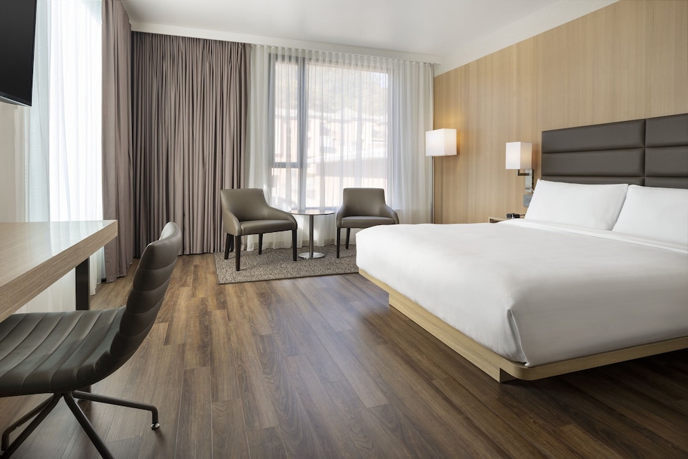 Premium Room, 2 Queen Beds, Mountain View (Mobility Accessible, Roll-In Shower) photo 3