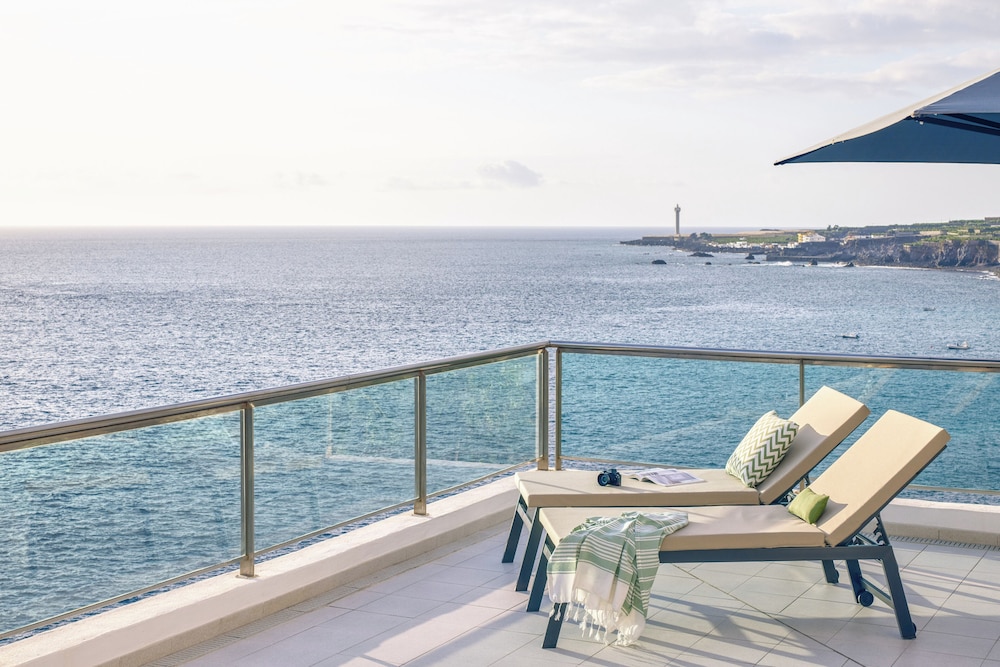The Level Suite Front Sea View (2+1)