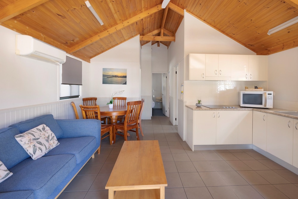 Deluxe Cabin - Sleeps 6 photo 3