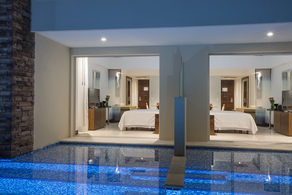 Altitude Club Junior Suite Swim Out Doble