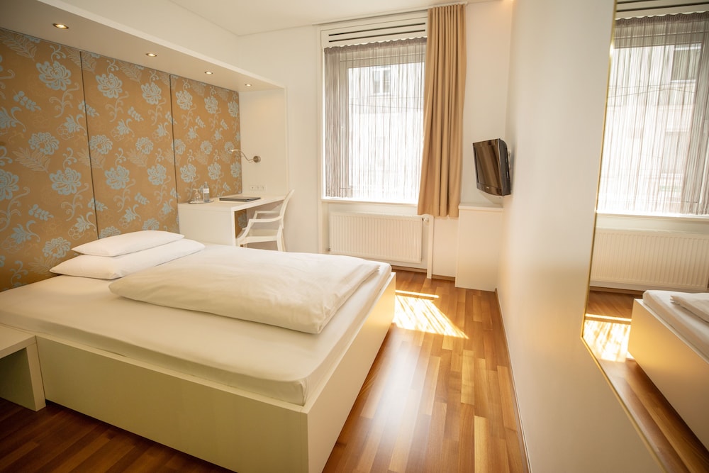 Basic Single Room, 1 Queen Bed photo 1