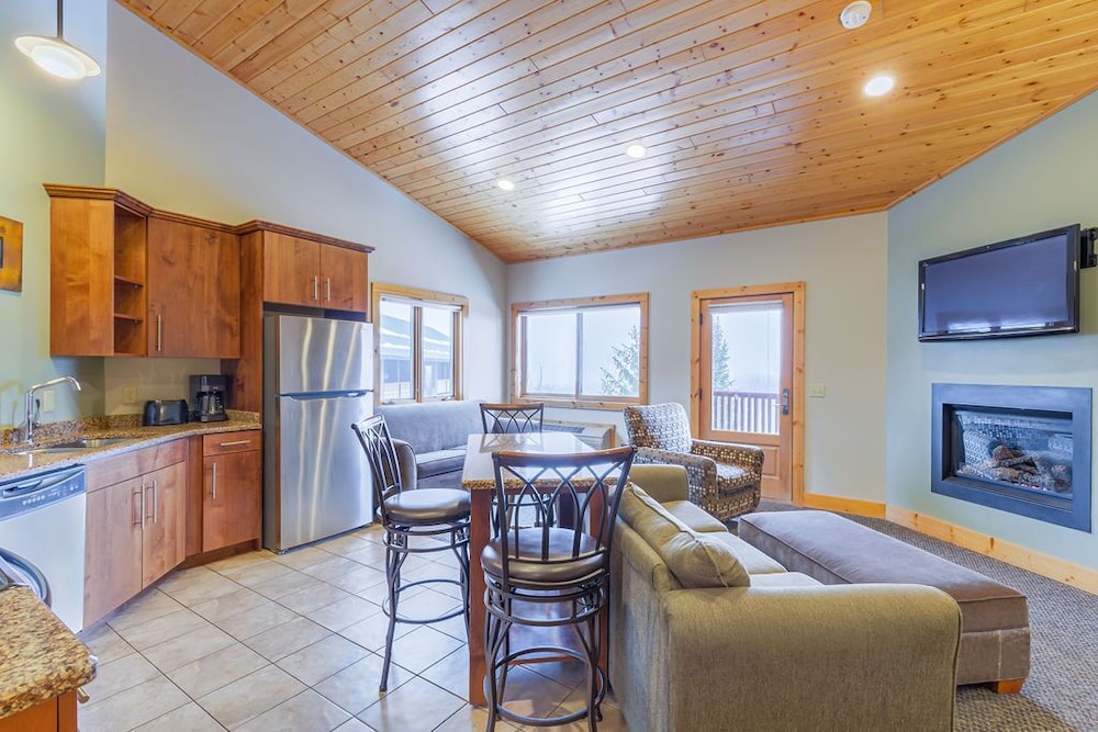 Executive Condo, 1 Bedroom, Fireplace, Mountain View photo 1
