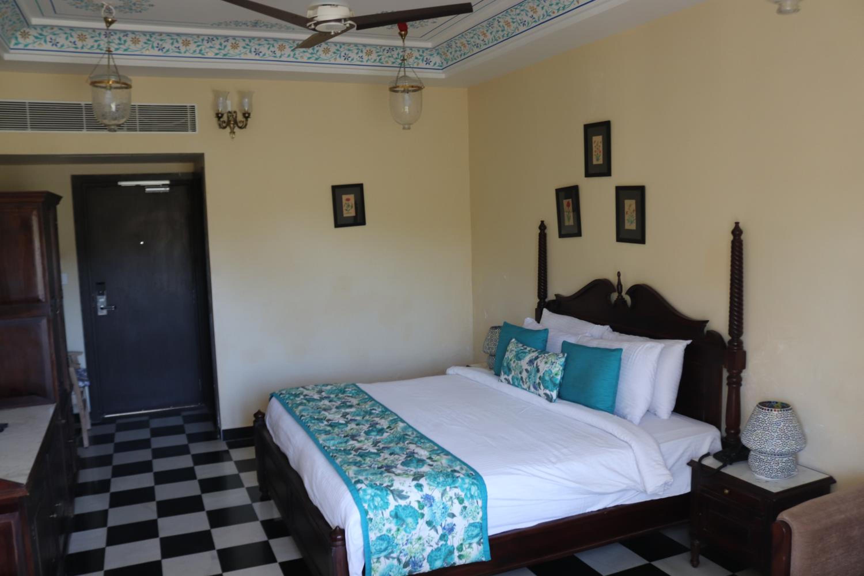 Deluxe King Room - Photo 1