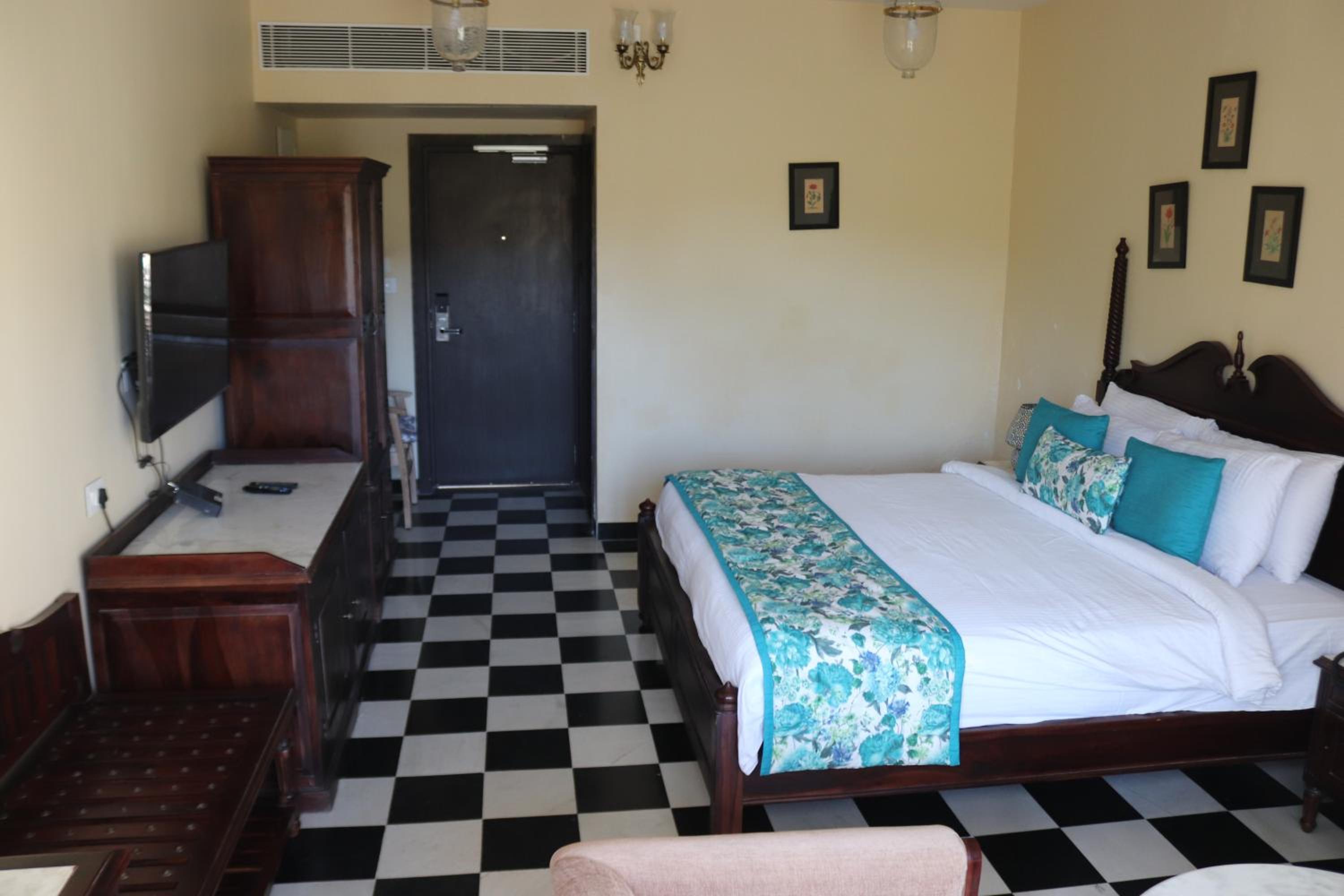 Deluxe King Room - Photo 3
