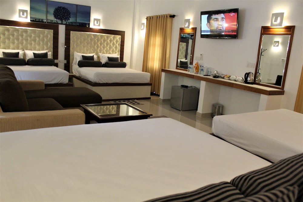 Deluxe Suite, Multiple Beds, Smoking, Mountain View photo 1