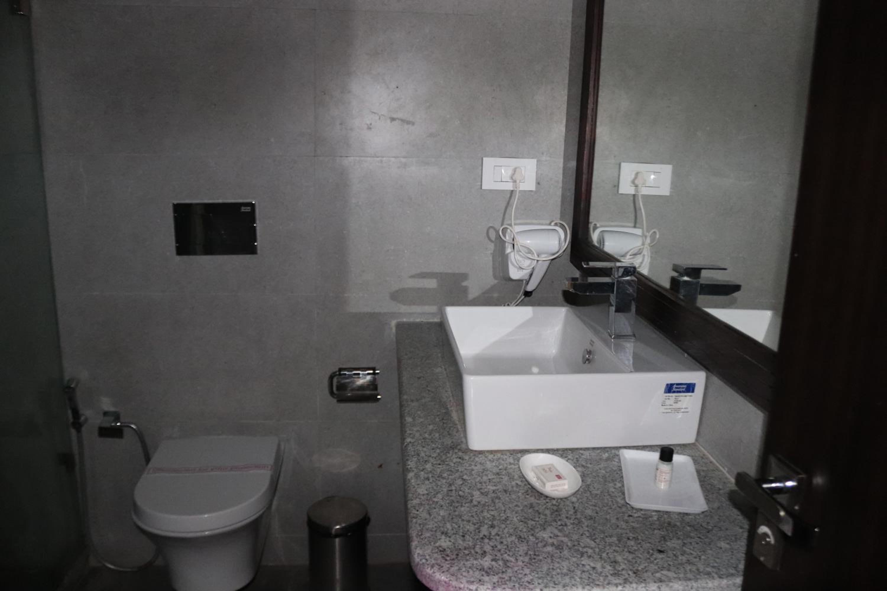 Deluxe King Room - Photo 4