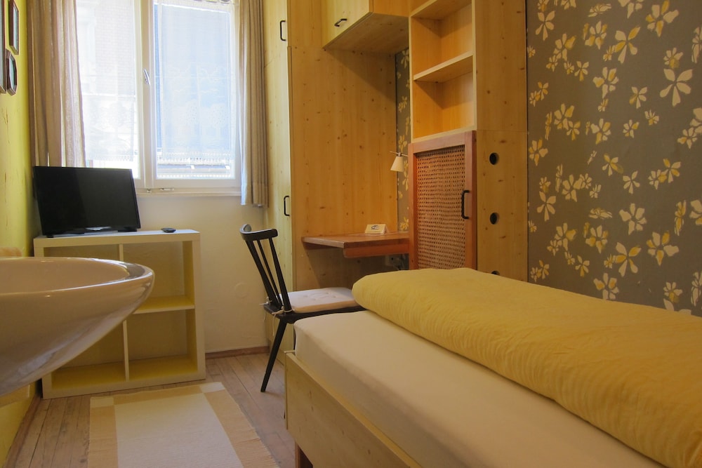 Single Room, Shared Bathroom photo 2