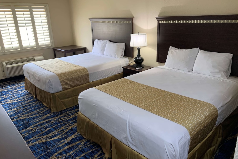 Room, 2 Queen Beds - Photo 5