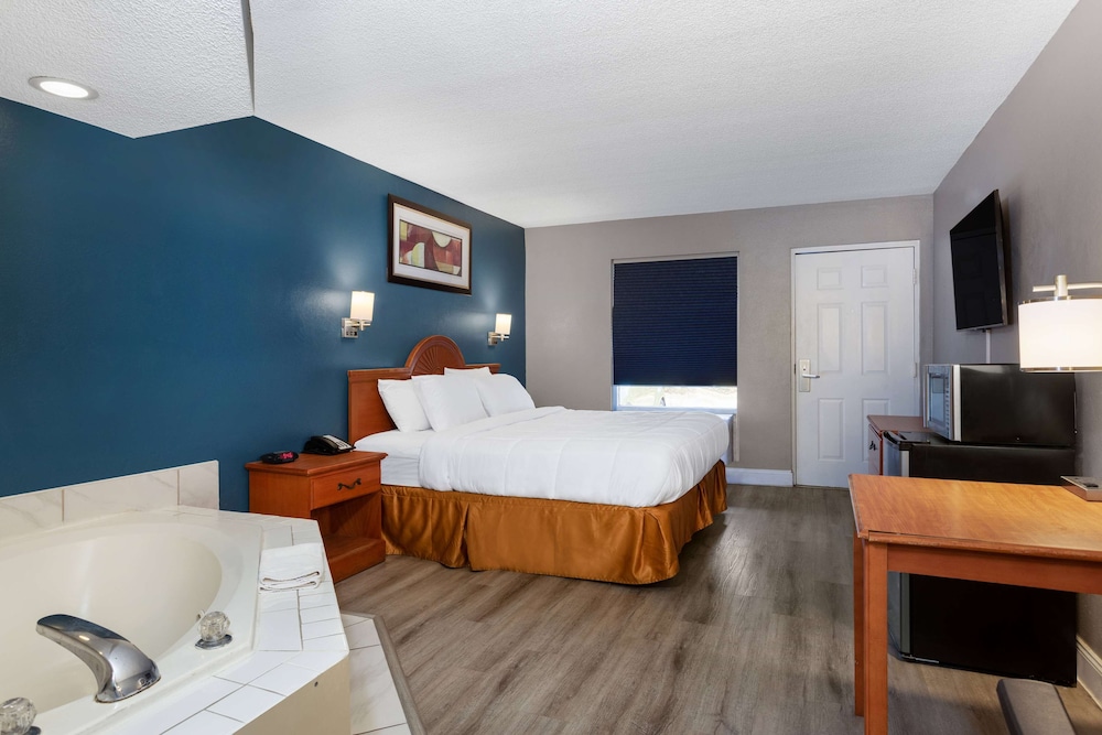 Junior Studio Suite, 1 King Bed, Non Smoking photo 3