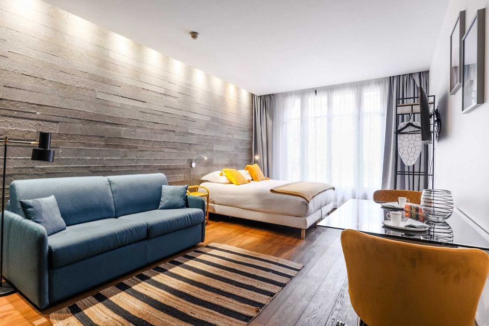 Studio, 1 Queen Bed with Sofa bed (41)