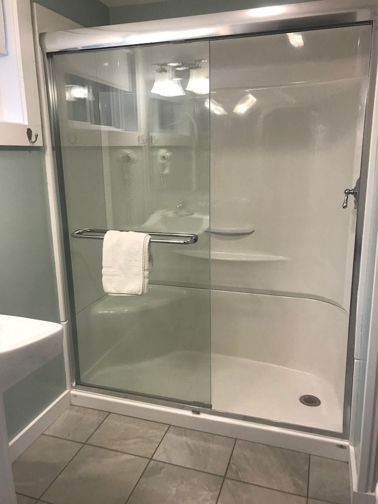 Room, 2 Queen Beds, Non Smoking, Refrigerator & Microwave photo 3