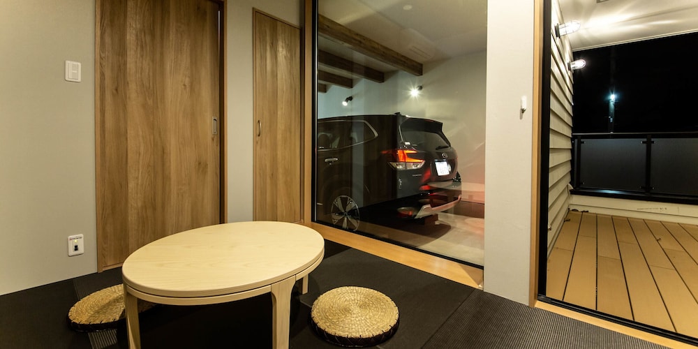 Garage Concept Room (No pets allowed) - Photo 10