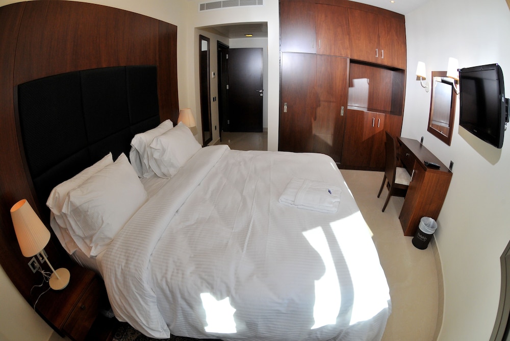One-Bedroom Suite City view Single photo 2