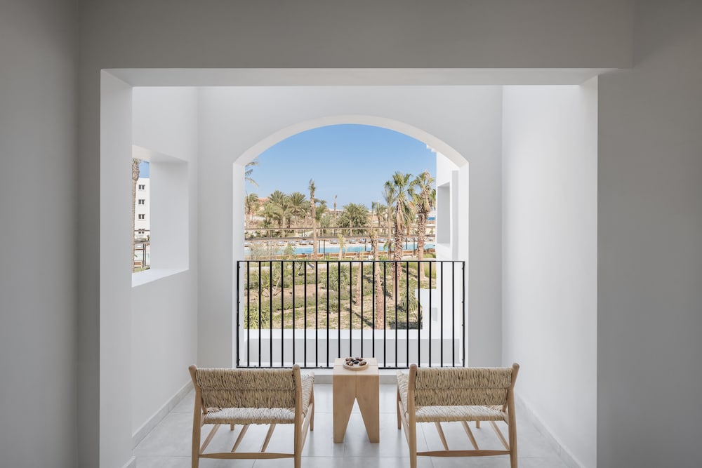 Deluxe Room, Pool View - Photo 4