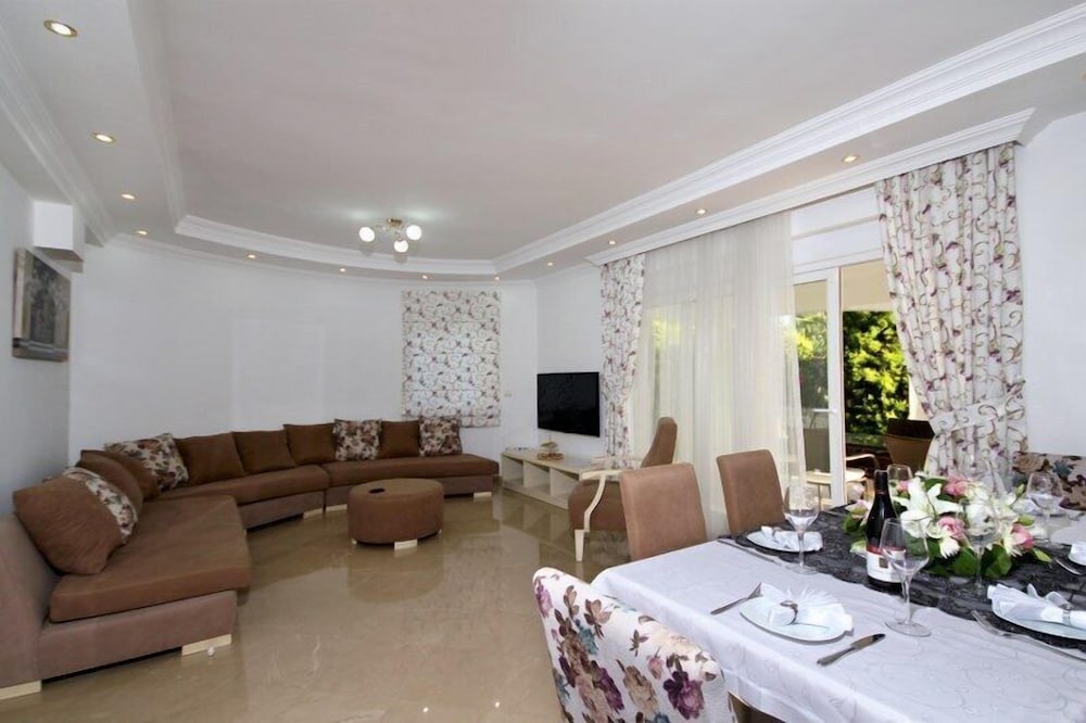 Villa photo 2