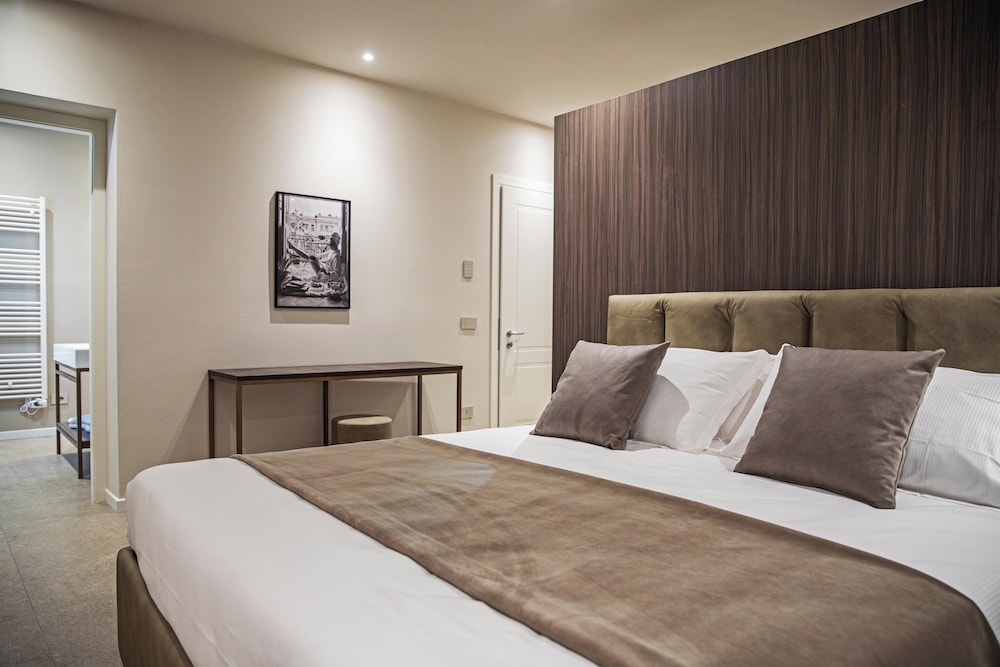 Deluxe Room, 1 King Bed, Ensuite, City View